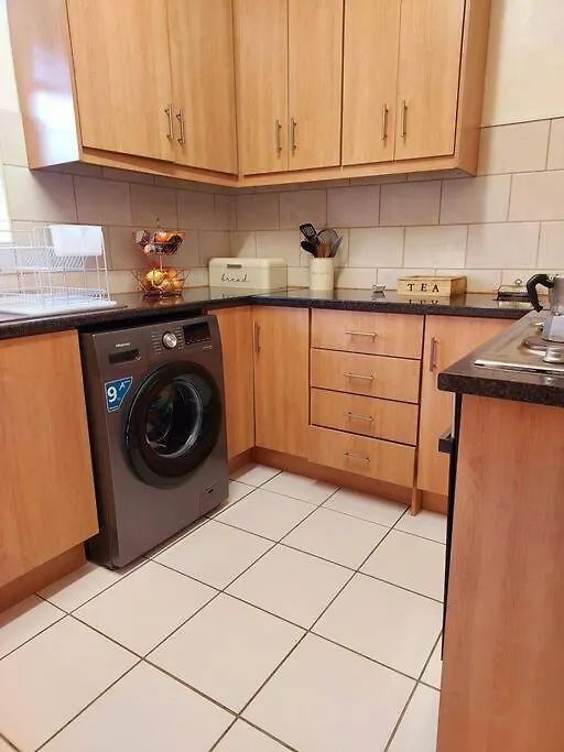 Charming 2-Bedroom Apartment In Kenilworth ケープタウン