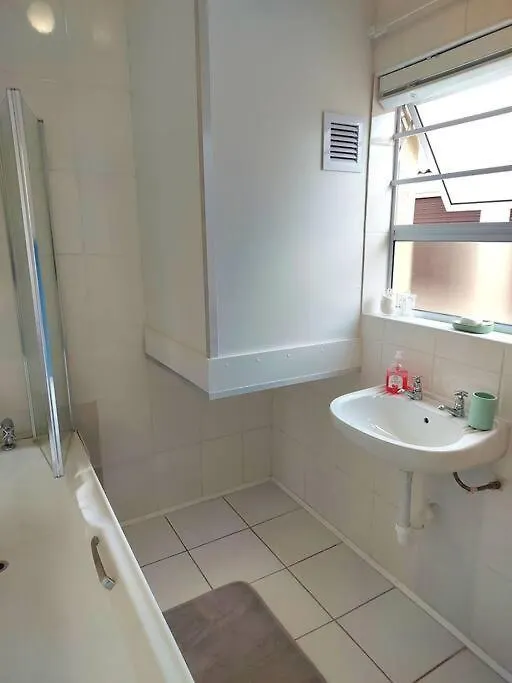 Charming 2-Bedroom Apartment In Kenilworth Cape Town